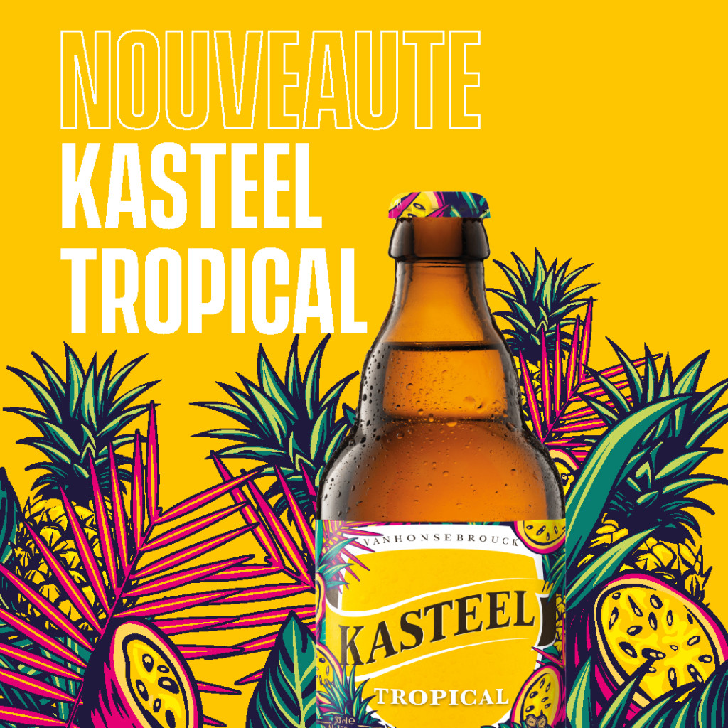 Bouteille de bière Kasteel Tropical sur fond jaune avec des motifs de plantes tropicales.